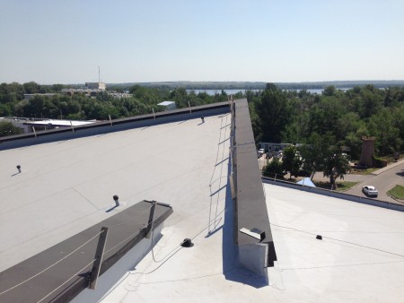 Бизнес центр "КУБ". ПВХ-мембрана с механическим креплением.