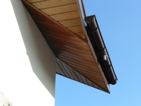 Подшивка свесов кровли.